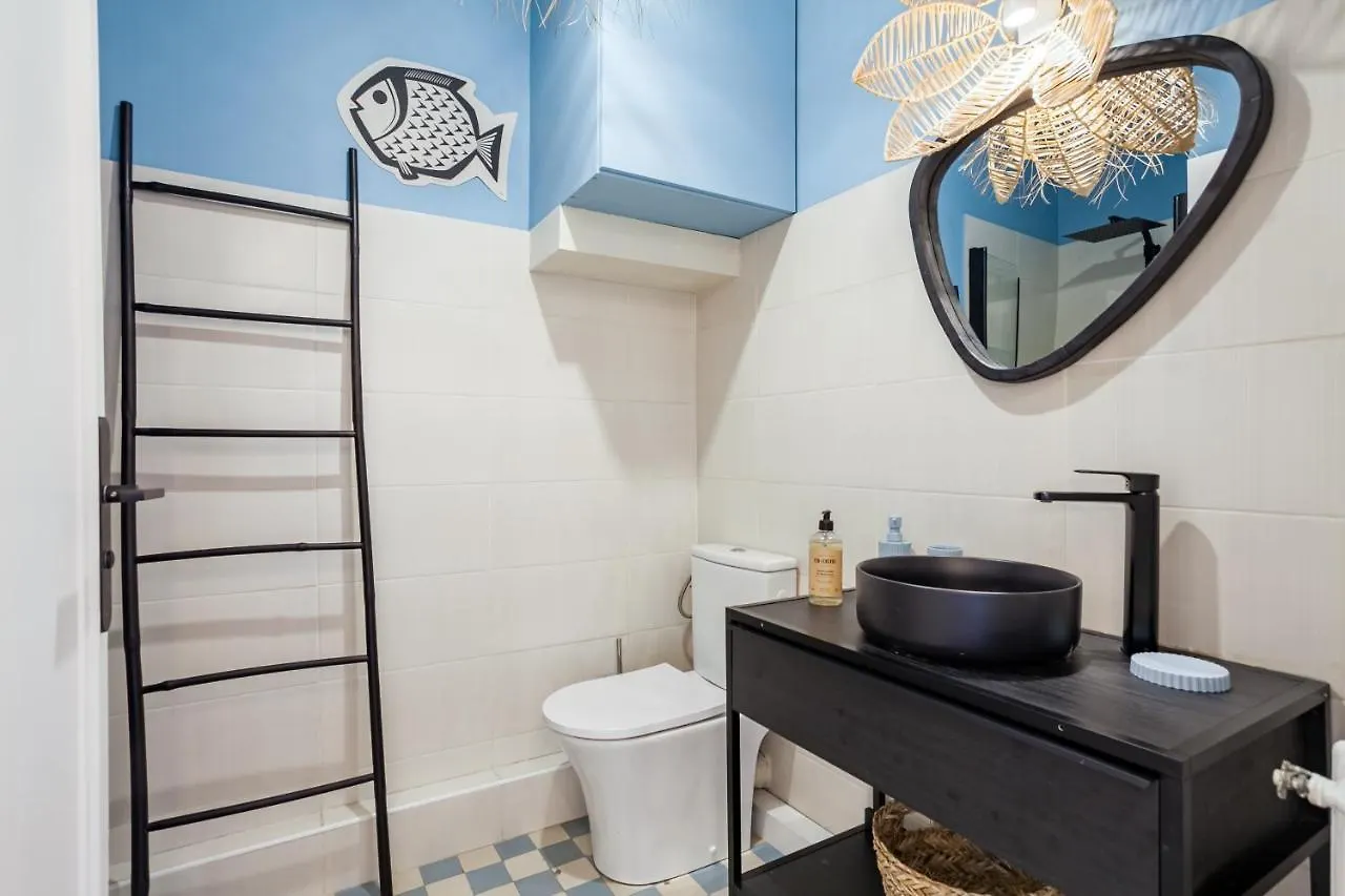 Premiere Ligne - Bel Appartement En 1Ere Ligne Du Vieux E Marseille 0*,  France